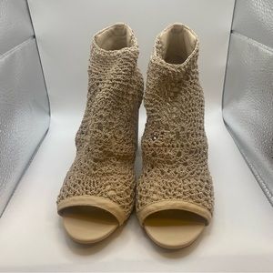 Jessica Simpson Women's Rianne Crochet Open Toe Ankle Bootie sz6